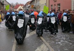 Blaue Mülltonnen